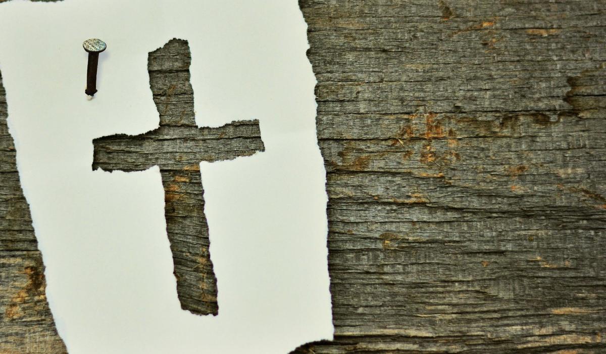 ausgeschnittenes Kreuz