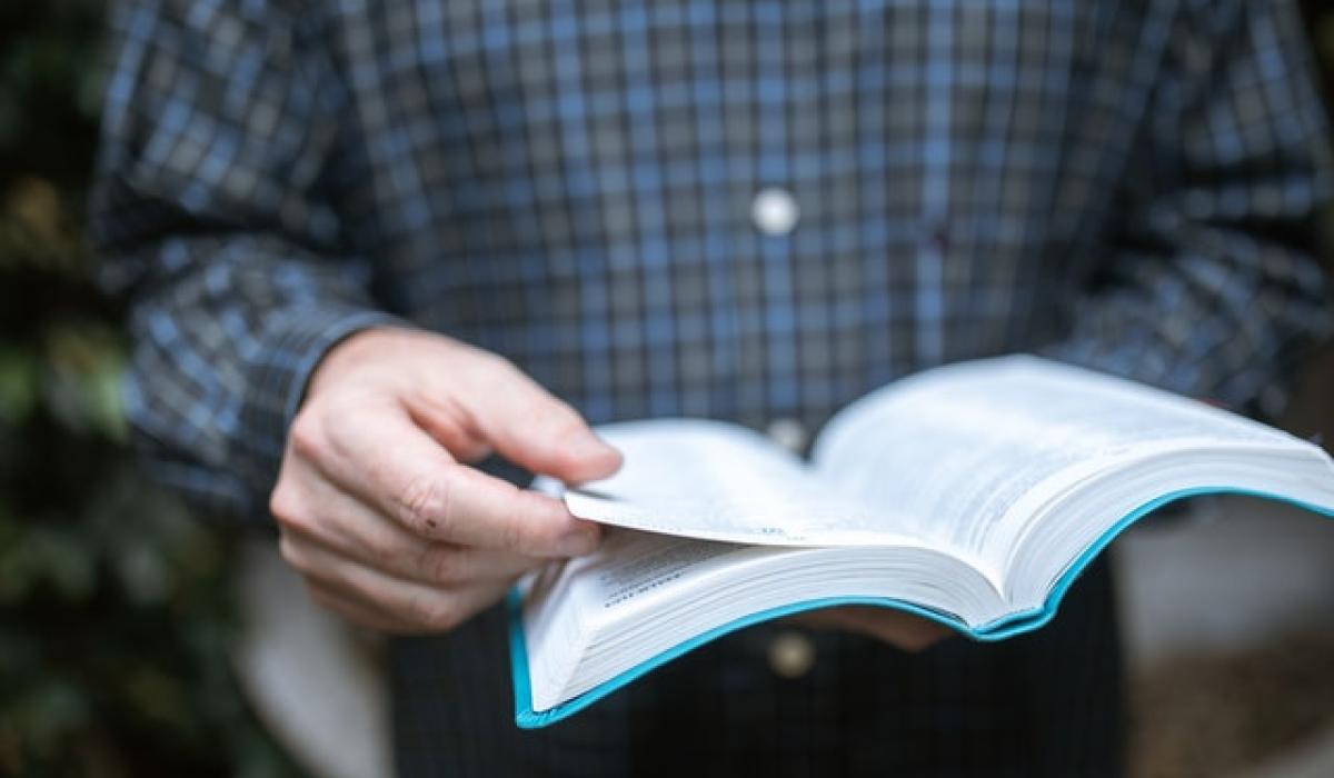 Bibel wird gelesen